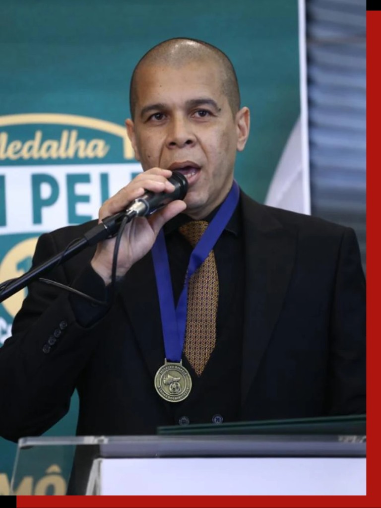 Fernando Alves Santa Clara, fundador do IDF6, discursa com a Medalha Pelé