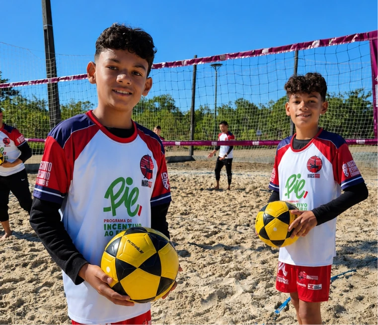 Crianças do projeto Mais Esporte, Mais Futuro no futevôlei