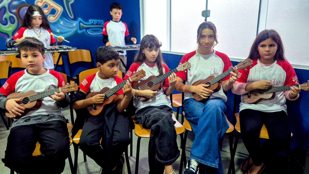 Crianças e adolescentes do projeto Partitura — O Som da Vila
